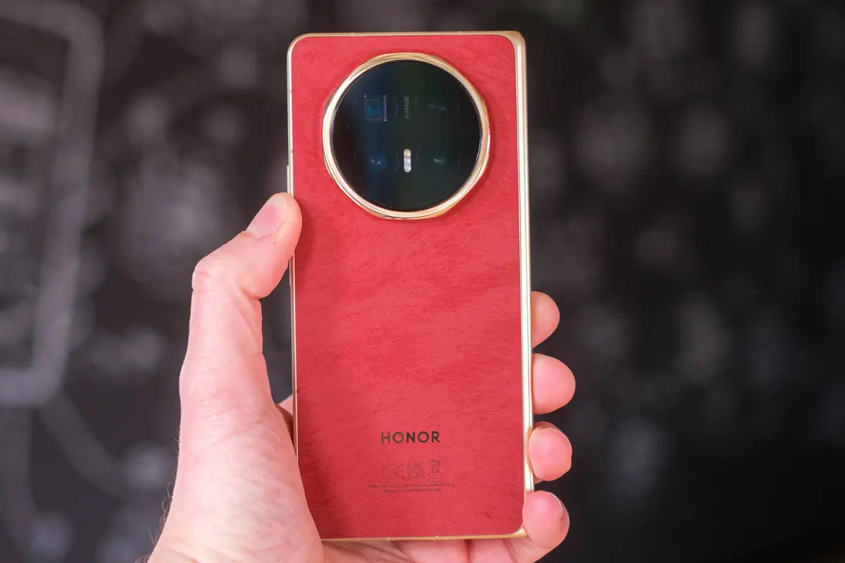 El acabado cambia bajo diferentes luces